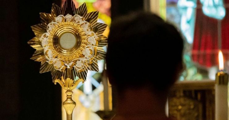 Cuatro maneras de adorar correctamente a Jesús Sacramentado