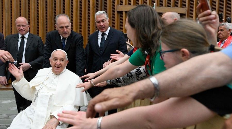 La Iglesia es como un coro en el que unos necesitan a otros