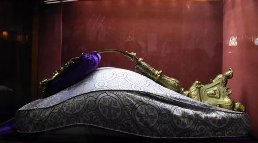 El milagro de la cruz: cómo la Tilma de la Virgen de Guadalupe sobrevivió a una explosión