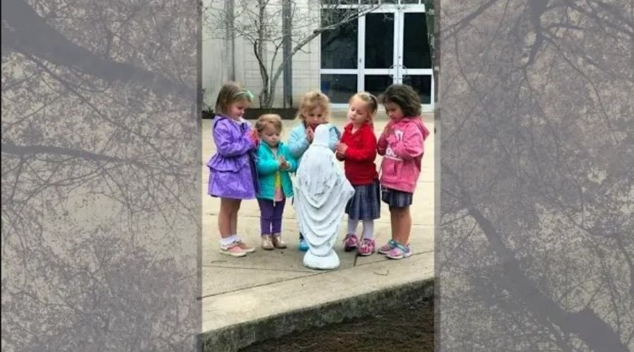 Ve el amor de cinco niñas rezando a la Virgen María