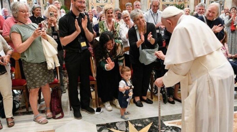 El Papa a los Oblatos Benedictinos: Sean modelos de hospitalidad