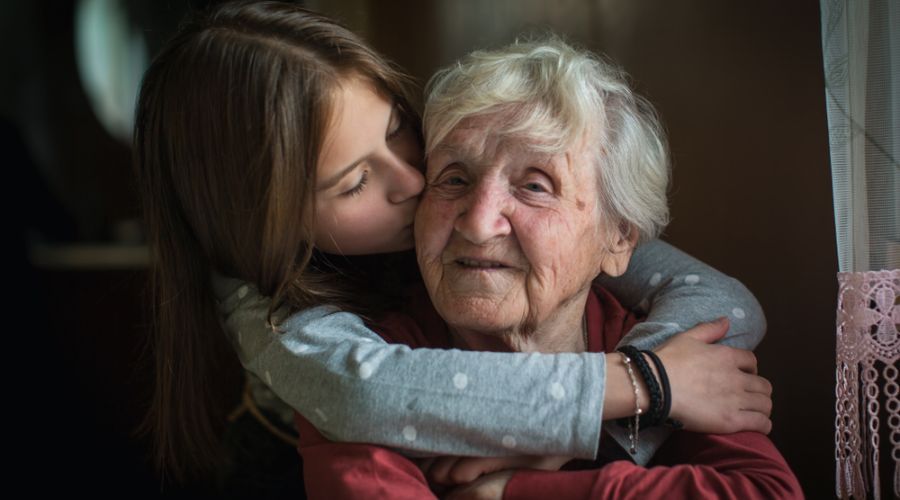 Abracen a sus abuelos, dice el Papa a los jóvenes