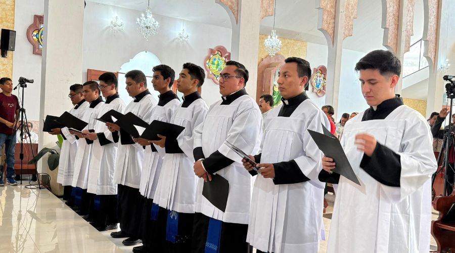 Seminaristas de Tenancingo dan un paso en su vocación con la imposición de la sotana 