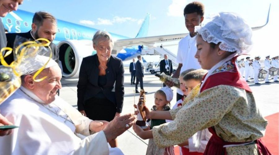 El Papa llegó a Marsella: En el centro el fenómeno migratorio