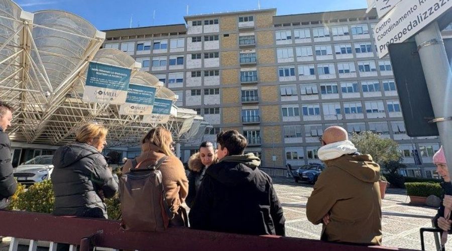 El Papa en el hospital: noche tranquila y desayuno, Continúa la terapia