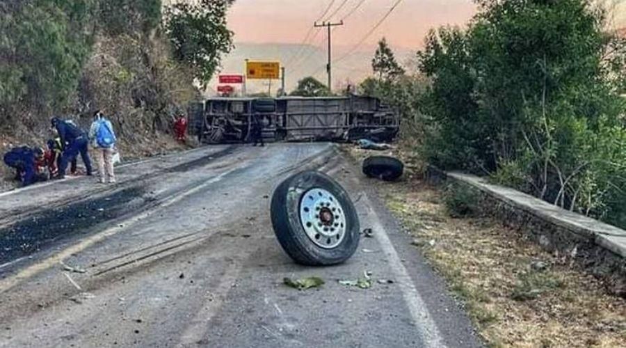 Vuelca autobús de peregrinos que se dirigían a Chalma 