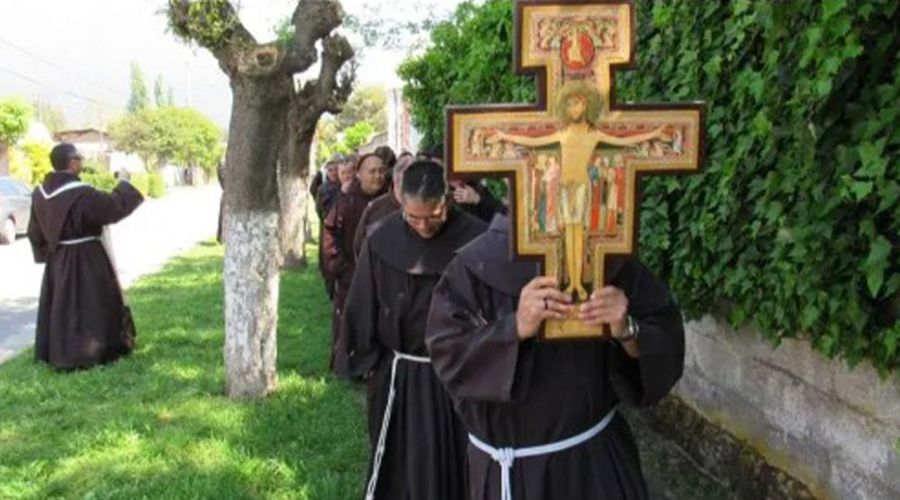 ¿Por qué los franciscanos saludan diciendo paz y bien?