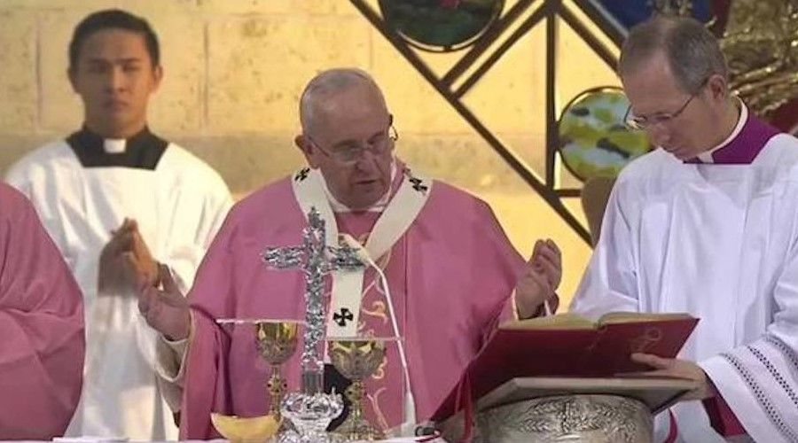 Por qué los sacerdotes visten de rosa este domingo