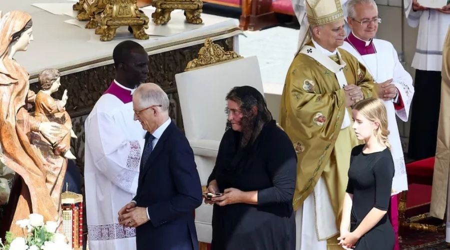 2 madres que asistieron a la canonización de sus hijos
