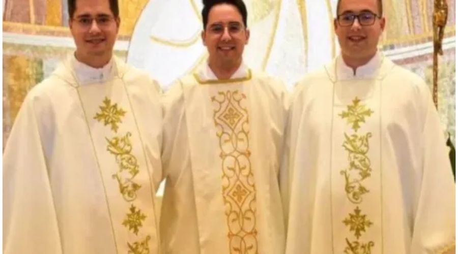 3 hermanos comparten el mismo día de ordenación en Croacia