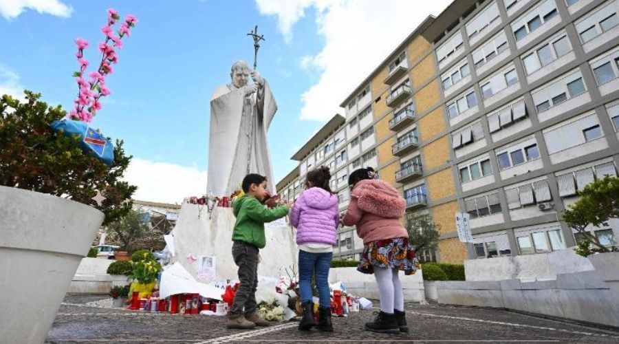 Cercano a los enfermos frágiles como yo Gracias niños el Papa los ama