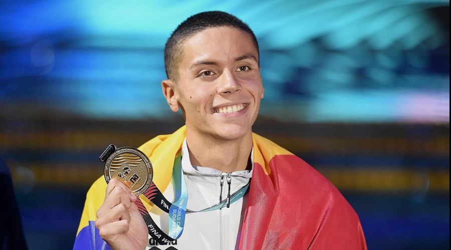Campeón mundial de natación funde su medalla de oro para niños con cáncer