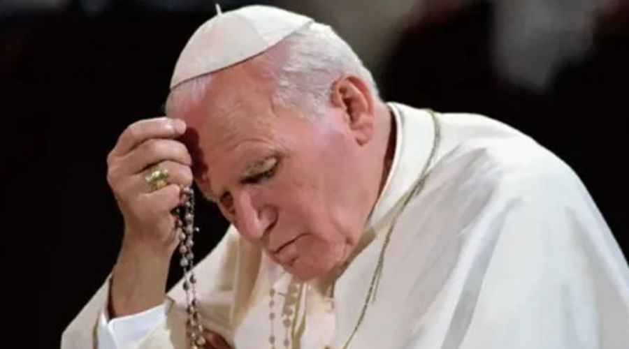 Un día como hoy San Juan Pablo II publicó esta bella carta sobre el Rosario
