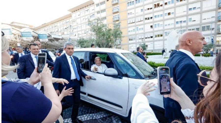 El Papa Francisco fue dado de alta del Hospital Gemelli
