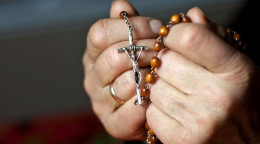 Cinco maneras de rezar el Rosario a pesar de tener una agenda ocupada