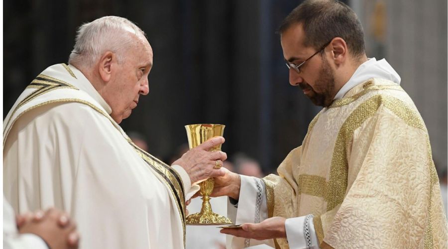 Necesitamos continuamente volver al santo altar