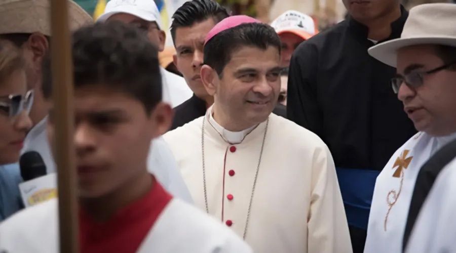 Monseñor Rolando recibe un premio en España