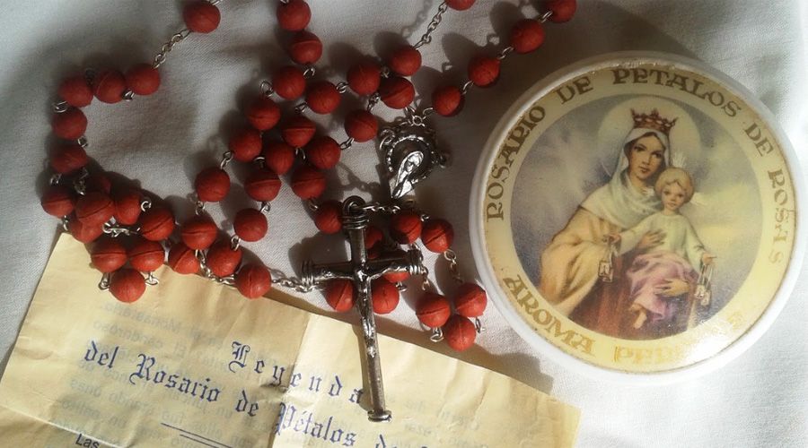 El milagroso origen de los rosarios de pétalos de rosas