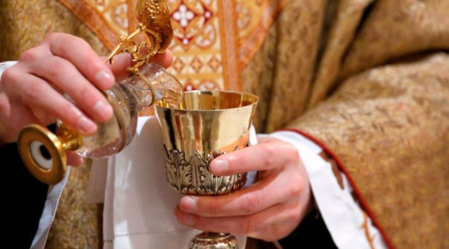 ¿Por qué el sacerdote pone agua en el vino durante la misa?