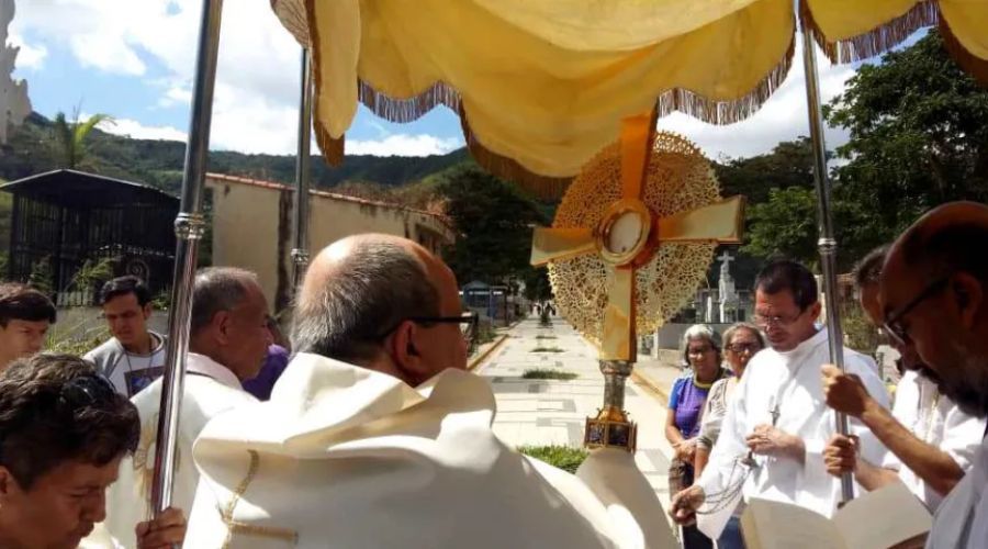 Eucaristía: oraciones de reparación por agravios cometidos