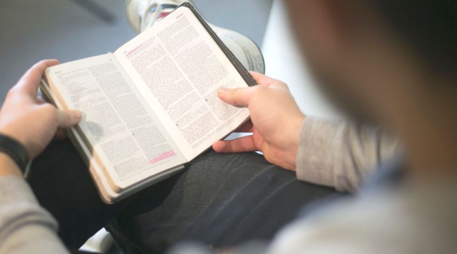 ¿Lees la Biblia? Aquí te damos 10 sencillos y poderosos motivos para hacerlo desde hoy