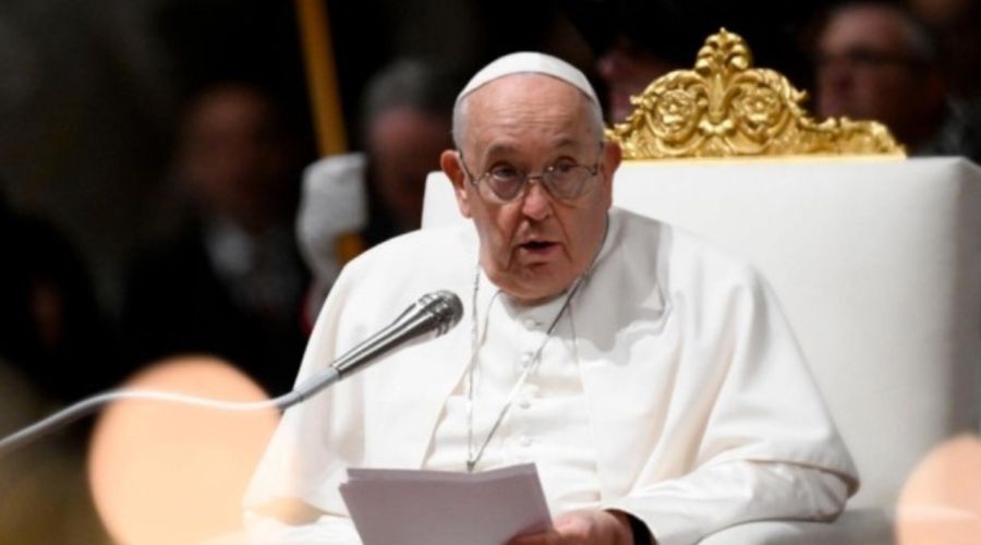 La salud del Papa Francisco mejora, se excluye una pulmonía