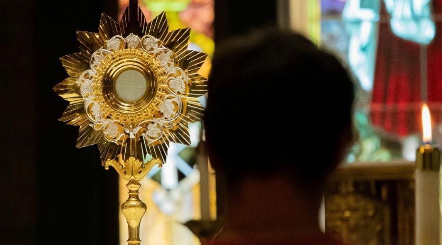 Cuatro maneras de adorar correctamente a Jesús Sacramentado