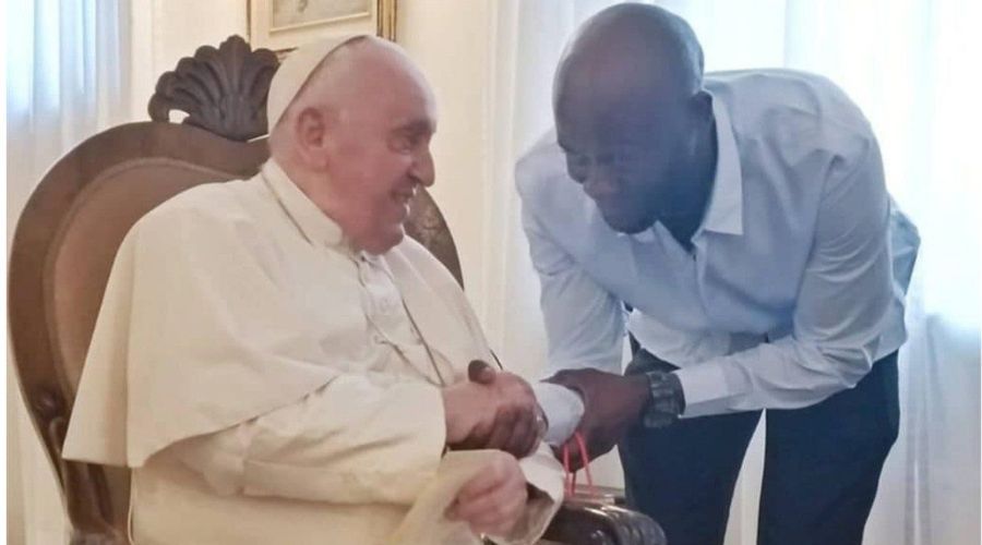 El Papa abraza a Bentolome, migrante superviviente de violencia y naufragios