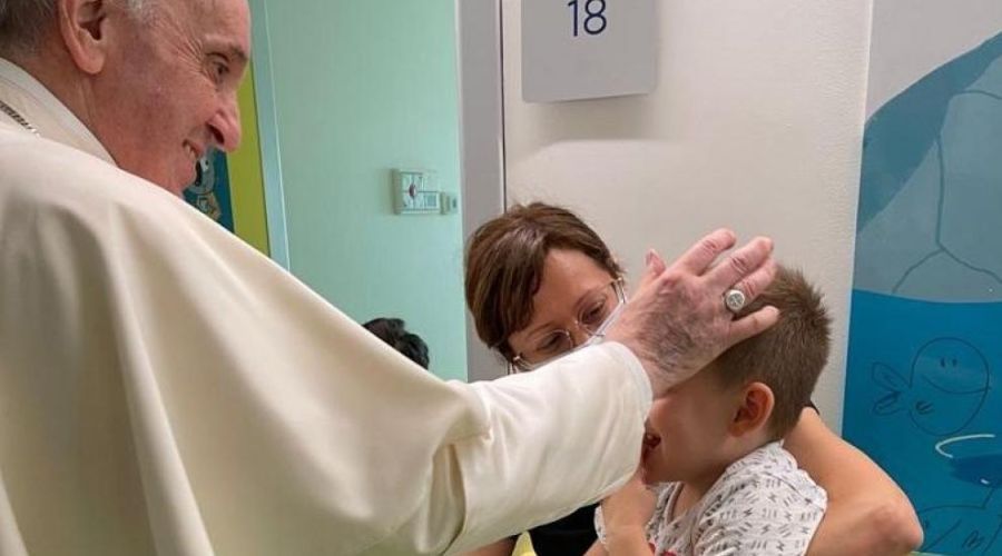El Papa Francisco visita a niños enfermos con cáncer en el Hospital Gemelli