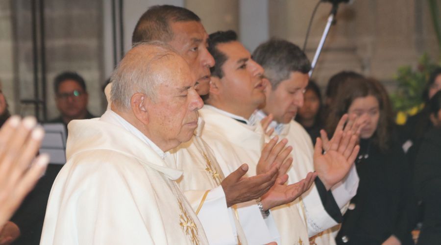 6 oraciones que puedes rezar para pedir por los sacerdotes