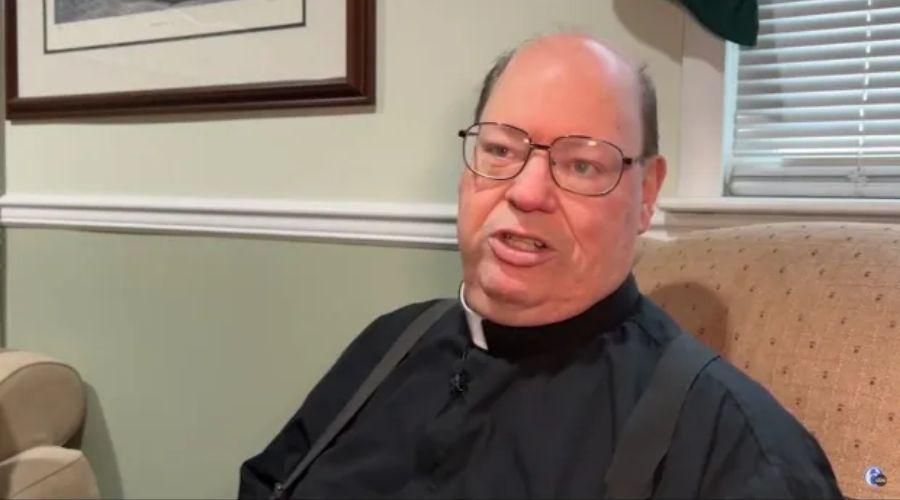 Un sacerdote recibe un riñón de un donante tras solicitarlo en el boletín de la iglesia