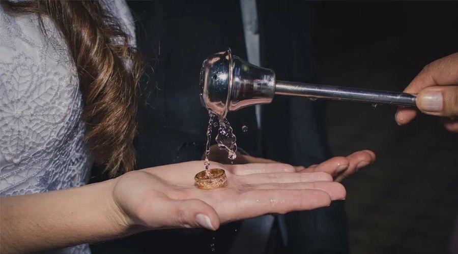 5 datos que debes saber sobre la historia del agua bendita y sus usos