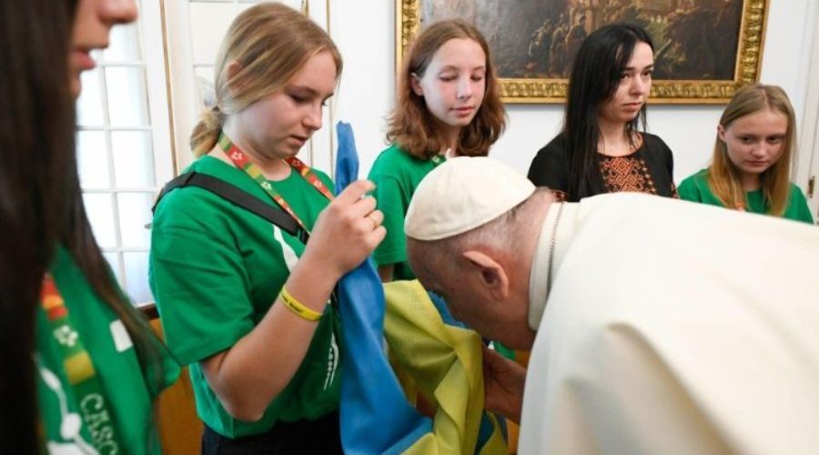 El Papa saluda a 15 jóvenes ucranianos en Lisboa, oración por el martirizado país