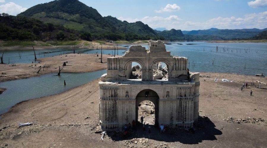 Iglesia de más de 400 años emerge de las aguas por sequía 