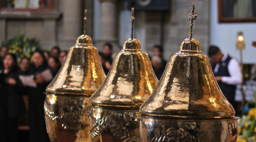Misa Crismal: renovación sacerdotal y consagración de los Santos Óleos en el inicio del Triduo Pascu