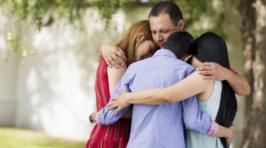 El abrazo como lugar seguro en la familia