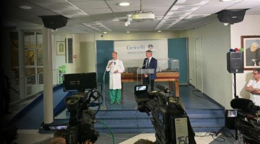 El Papa en el Hospital Gemellise, encuentra en buen estado general