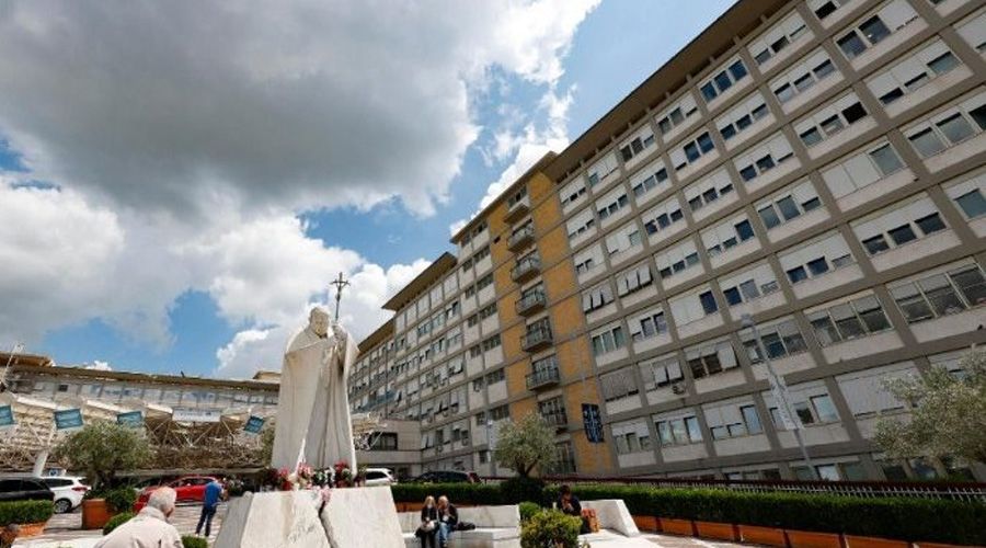 El Papa en el Gemelli. El cuadro clínico mejora progresivamente