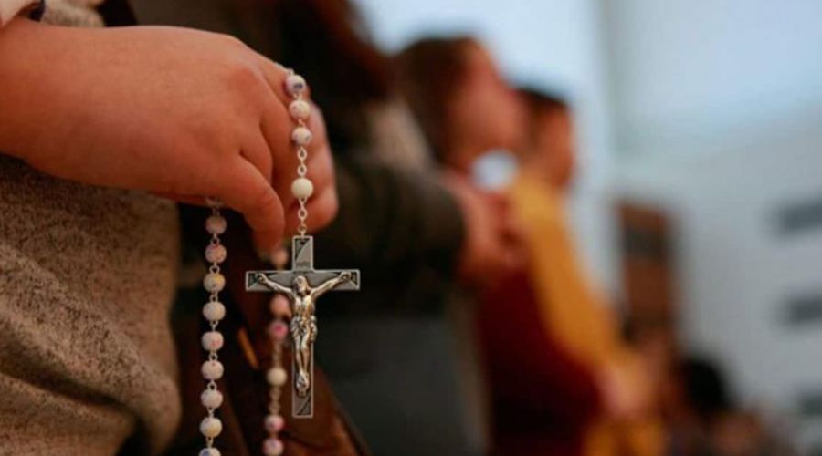 ¿Se puede rezar el rosario ante el Santísimo expuesto?