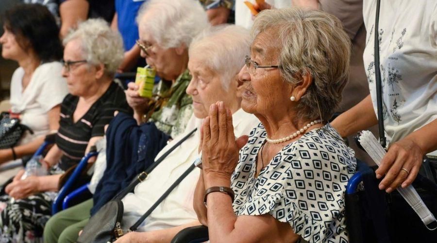 El Papa a los ancianos, abuelos y nietos: vivan juntos amándose sin excluir a nadie