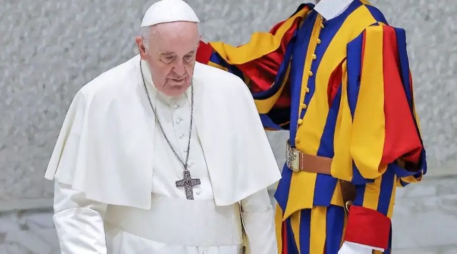 El Papa Francisco recibe al primer ministro de Ucrania antes de viajar a Hungría