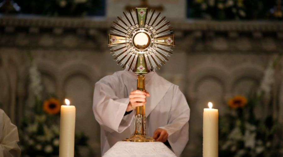 Por qué la Eucaristía es fuente y culmen de vida cristiana