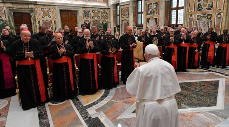 El Papa recuerda que se bendice a las personas, no a la unión