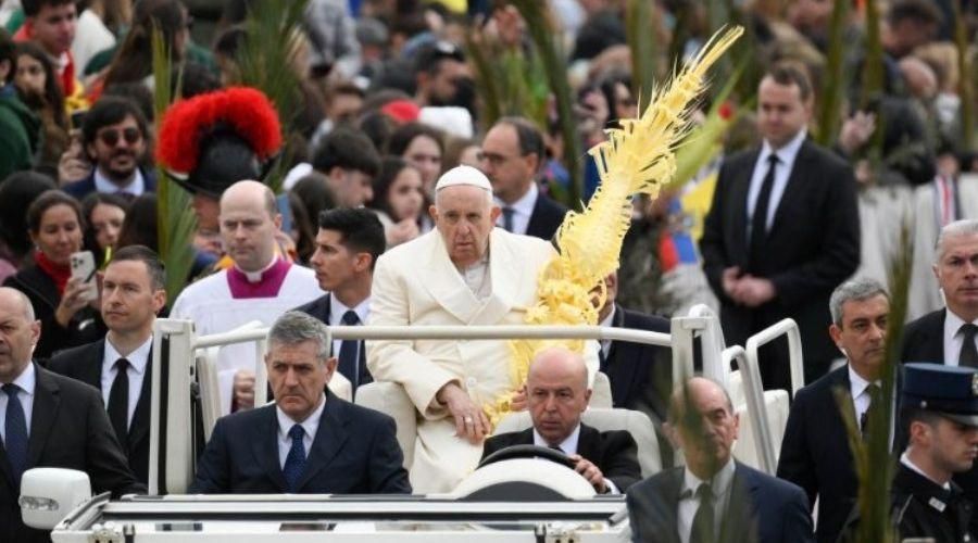 El Papa Francisco celebra el Domingo de Ramos con los Parmureli