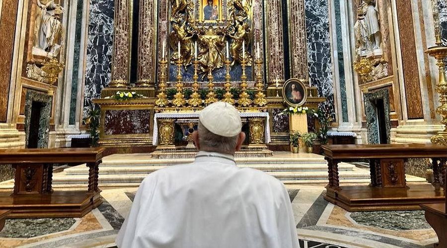 El Papa reza ante la Salus populi romani por su viaje a la JMJ de Portuga