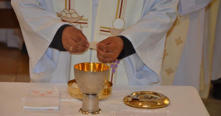 5 maneras de ayudar a tus sacerdotes a santificarse
