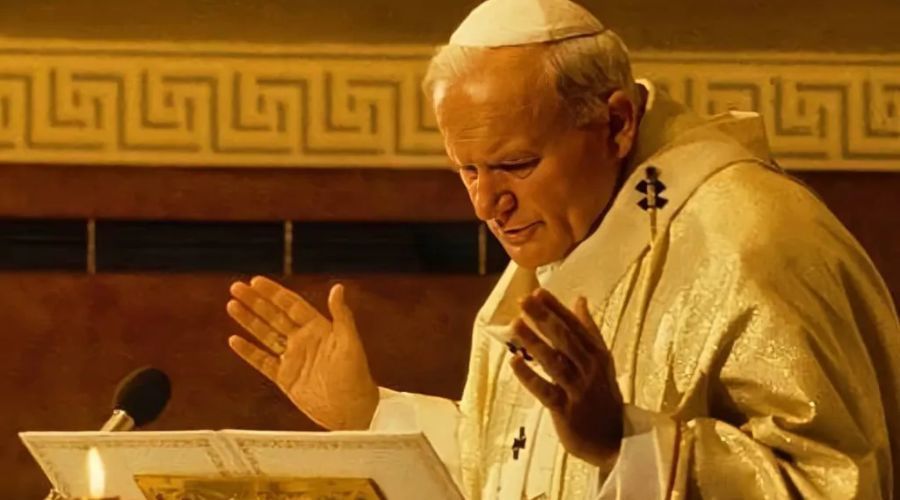 ¿Sientes que te distraes en la oración? Sigue estos consejos de San Juan Pablo II